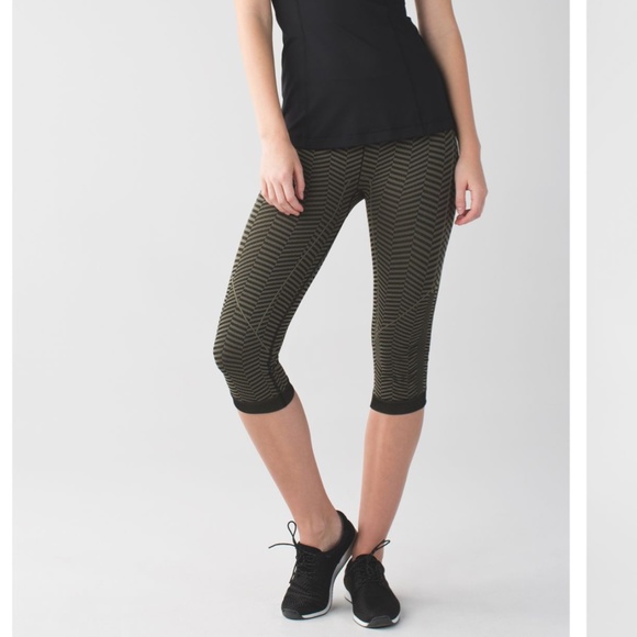 Lululemon In THe Flow Crops - Picture 1 of 11